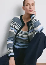 Cardigan de punto a rayas horizontales en tonos azul, blanco y negro, con cuello redondo y cierre frontal de botones.
