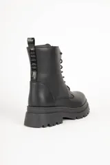 Borcegos negros de símil cuero texturizado, con cordones a tono y plataforma de 5cm de alto.