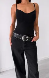 Body negro con escote en forma de corazón y tirantes finos.