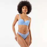 Tanga de encaje celeste con diseño floral y bordes delicados.