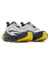 Championes de running Under Armour modelo Halo Racer, con diseño técnico en colores blanco, azul marino y amarillo. Presentan una entresuela con tecnología HOVR+ de gran amortiguación y geometría de balancín, parte superior de malla transpirable y suela de goma duradera para mayor tracción.