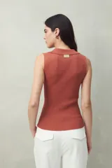 Top negro tejido sin mangas con escote en V y cuello tipo solapa.