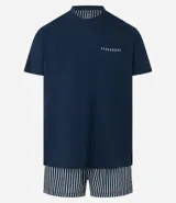 Conjunto de pijama corto para hombre, compuesto por una remera de manga corta con cuello redondo y bolsillo en el pecho, y un short con cintura elástica. Diseño a rayas finas.