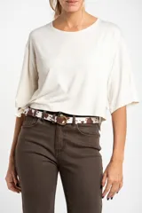 Remera de manga corta, color beige claro jaspeado, con corte al cuerpo y cuello redondo.