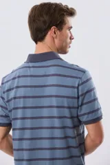 Remera polo de manga corta con diseño de rayas horizontales en color azul marino y rosado. Cuenta con cuello camisero, cierre frontal con botones y calce clásico.