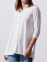 Camisola azul de manga tres cuartos, marca Rio & Rian. Cuello con solapa y abertura central con botones. Manga con detalle fruncido.