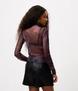 Blusa de manga larga confeccionada en tule translúcido con elastano. Presenta un diseño ajustado, cuello redondo y mangas raglán con detalle fruncido. Cuenta con una estampa fullprint con efecto manchado.
