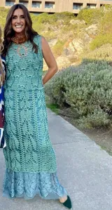 Vestido largo de seda color verde agua, tejido a mano con diseño calado.