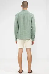 Short color crema confeccionado en lino premium, con cintura elástica, cordón de ajuste y bolsillos laterales.