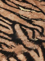 Bufanda negra con estampado de flores en tonos beige y marrón, con centros dorados.