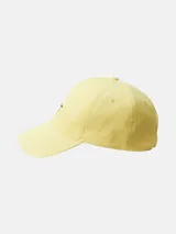 Gorra de béisbol de algodón color amarillo pálido, con visera curva y bordado frontal del logo de Calvin Klein en azul claro.