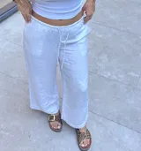 Sandalias bajas con base marrón y dos tiras de pelo con estampado animal print y hebillas doradas.