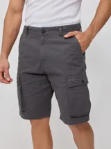 Bermuda cargo negra con bolsillos laterales y traseros.