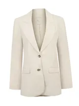 Chaqueta de lino RKF modelo Heron, color beige, con solapas estructuradas, cierre frontal de dos botones y bolsillos con solapa en los laterales.