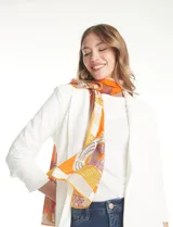 Pashmina de seda y cashmere estampada en blanco y azul marino, con diseño de texto y rayas.