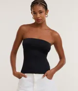 Blusa sin breteles de microfibra color negro, con diseño entallado y escote recto.