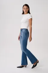 Pantalón jean de corte oxford, color blanco, con silueta ajustada en caderas y muslos y botamanga acampanada. Cuenta con bolsillos clásicos y costuras pespunteadas en contraste.