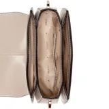Cartera tipo bandolera Guess modelo Carrie, color beige, con estructura firme y cierre superior. Presenta logo metálico frontal, detalles en dorado y correa combinada de cuero sintético y cadena metálica.