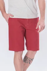 Bermuda clásica de gabardina color beige, con bolsillos traseros ojal con botón y etiqueta de la marca Legacy.