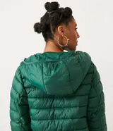 Campera puffer roja, ligera, de poliamida, con capucha y bolsillos con cremallera. Incluye bolsa para guardarla.