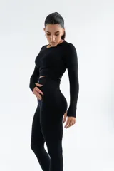 Remera deportiva de manga larga, confeccionada en tejido técnico elástico de color gris oscuro, con diseño ajustado al cuerpo y cuello redondo.