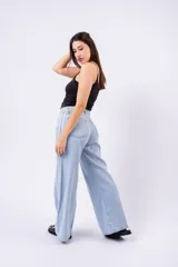 Pantalón de jean celeste de tiro alto, corte wide leg y largo completo. Presenta costuras decorativas en contraste a lo largo de las piernas.