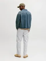 Pantalon cargo color gris claro de corte recto con bolsillos laterales y costuras visibles en contraste.