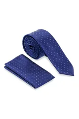 Conjunto de corbata estrecha de 5 cm de ancho y pañuelo a juego de microfibra color azul con estampado de lunares blancos.