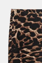 Pantalón capri negro de tiro medio y corte ajustado, confeccionado en tejido elástico con cintura elástica.
