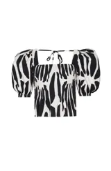 Top cropped estampado en blanco y negro, con diseño tipo animal print, escote cuadrado, mangas abullonadas y cuerpo drapeado.