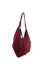 Cartera tipo hobo de Las Oreiro en color marrón, confeccionada en material tipo gamuza. Presenta una correa de hombro estilo soga trenzada con nudos decorativos y un bolsillo lateral con cierre. Incluye un pequeño aplique metálico con forma de labios en la parte inferior frontal.