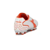 Championes de fútbol Diadora Optimus Futbol MD para hombre, color blanco con detalles en naranja.