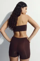 Culotte de tiro alto color marrón, con efecto moldeador suave, diseño sin costuras y piernas tipo boxer corto.