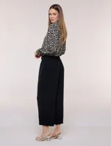 Camisa de gasa estampada con diseño animal print, cuello con solapa, escote en V, cierre frontal con botones y mangas largas, de la marca Ninety Clothing.