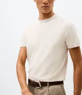 Remera masculina de tricot liso color beige, con corte slim, cuello redondo y mangas cortas.