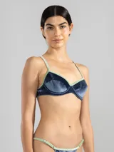 Top de bikini azul de terciopelo con textura a rayas finas, breteles ajustables y cierre con broche en la espalda.