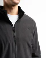 Campera de polar azul marino con cierre frontal completo, cuello alto y bolsillos laterales con cierre. Presenta un diseño liso con un pequeño logo bordado en el pecho.