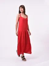 Vestido largo rojo de tirantes, con escote redondo y falda amplia con volados fruncidos en capas.