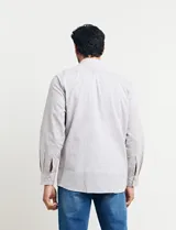 Camisa sport de manga larga con cuello buttondown, confeccionada en una mezcla de algodón y lino. Presenta un diseño clásico en color celeste con cierre frontal de botones.