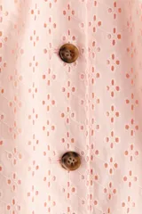 Blusa corta de algodón con diseño broderie de color rosado claro, cuello alto, mangas abullonadas con puños ajustados y cierre frontal de botones con efecto carey.