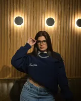 Buzo azul marino de corte clásico con cuello redondo, puños y cintura acanalados. Presenta un bolsillo cuadrado en el pecho y logo de la marca bordado en blanco.