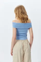 Top strapless negro con efecto desteñido.