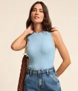 Musculosa de viscosa acanalada color celeste, de corte ajustado, con cuello redondo y sin mangas.