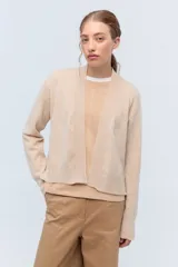 Cardigan rojo de tejido de punto liviano confeccionado en lana italiana.