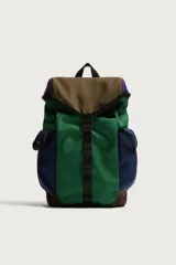 Mochila multibolsillos de diseño colorblock en tonos verde, azul marino, marrón y violeta, con solapa frontal y cierre de hebilla ajustable.