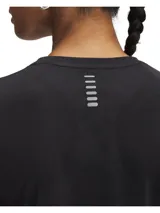 Remera deportiva Under Armour de manga corta, confeccionada en tejido jacquard ligero y transpirable con tecnología de control de olores. Presenta un diseño de cuello redondo, bajo con abertura lateral y logotipos reflectantes.