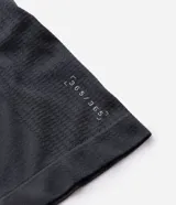 Remera deportiva de manga corta marca Get Over, confeccionada en poliamida con tecnología seamless de tejido texturizado. Presenta cuello redondo y diseño de corte regular con mangas raglán.