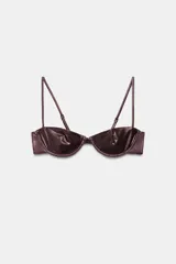 Top de bikini con aros, confeccionado en tejido con acabado metalizado. Presenta escote redondo, tirantes finos ajustables y cierre en la espalda.