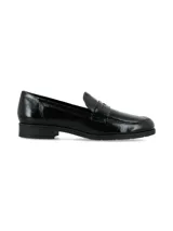 Mocasín de mujer estilo clásico, confeccionado en material sintético con acabado charol brillante. Presenta una banda frontal característica del diseño penny loafer y una suela plana con pequeño tacón.