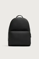 Mochila de diseño minimalista con acabado engomado y textura. Cuenta con un compartimento principal con cierre de cremallera, un bolsillo frontal con cierre y un bolsillo interior. Incluye asa de mano superior, asas de hombro ajustables, parte posterior acolchada y banda de sujeción para equipaje.